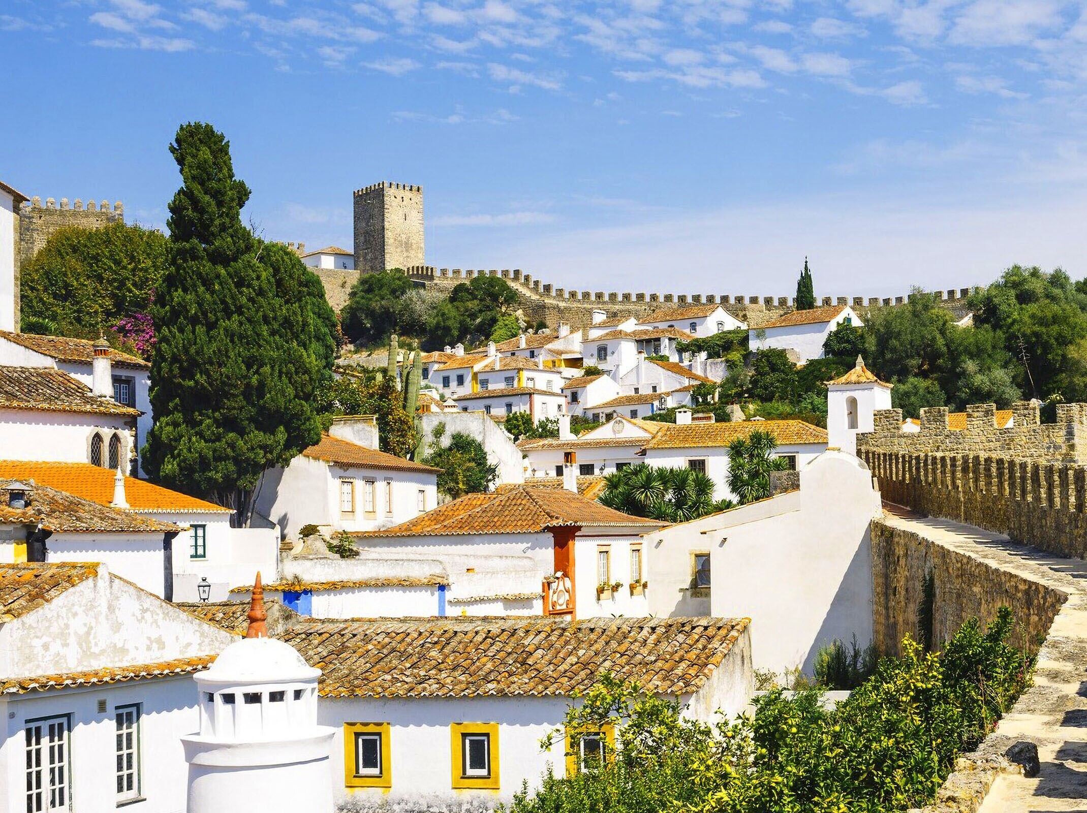 vista_sobre_casas_e_muralha_02